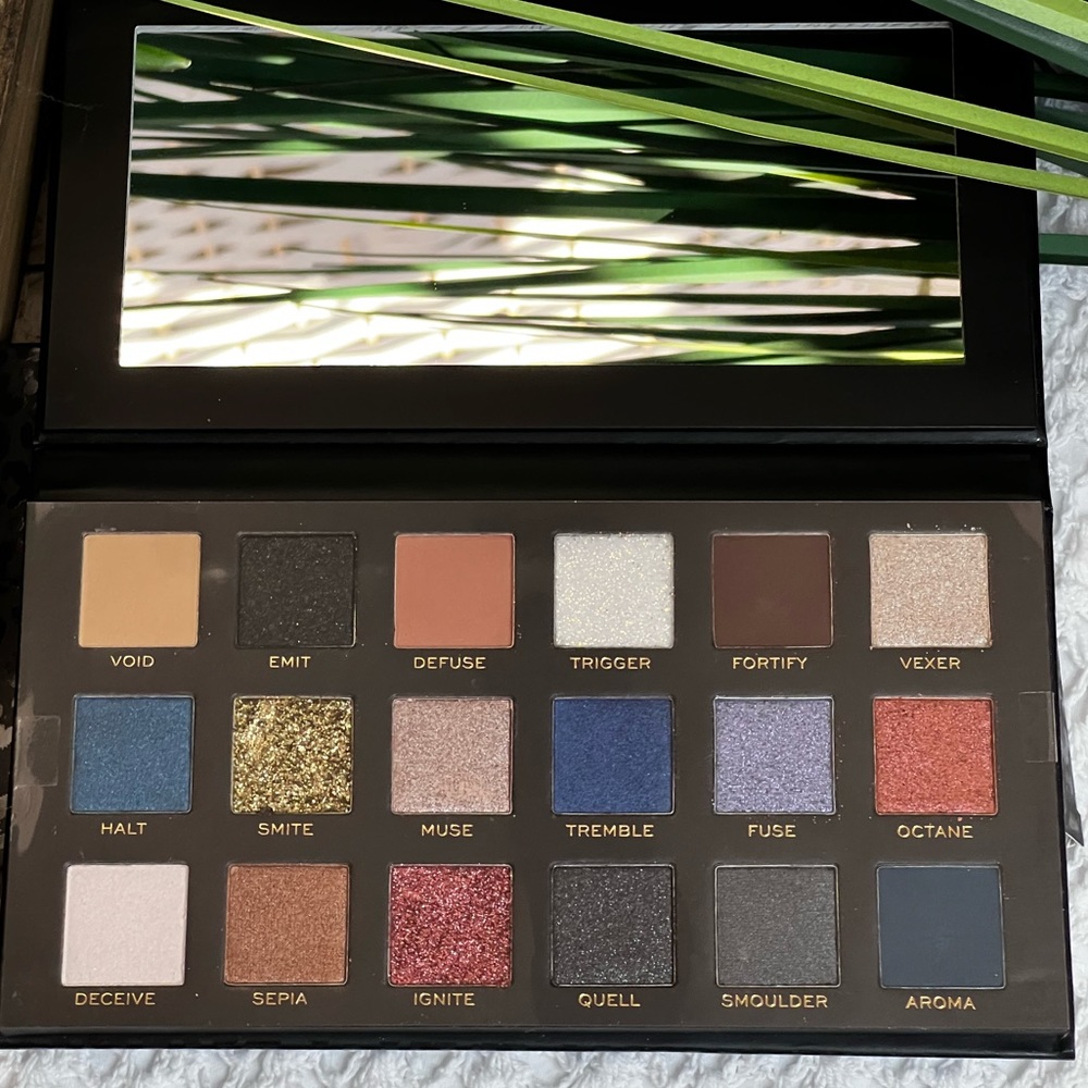 NIB Revolution Pro New Neutral Smoked Eyeshadow Palette- 18 Shades